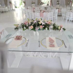 La Louise wedding table bride and groom